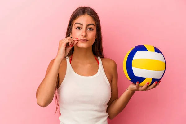 Elinde Voleybol Topu Tutan Beyaz Bir Kadın Pembe Arka Planda — Stok fotoğraf