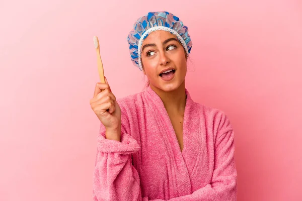 Joven Mujer Caucásica Sosteniendo Cepillo Dientes Aislado Sobre Fondo Rosa —  Fotos de Stock