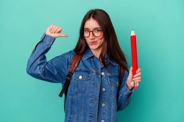 Joven Estudiante Caucásica Mujer Sosteniendo Lápiz Grande Aislado Sobre Fondo —  Fotos de Stock