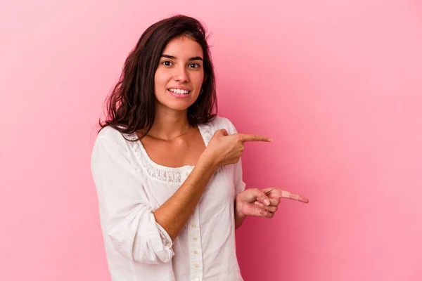 Pembe Arka Planda Izole Edilmiş Beyaz Bir Kadın Işaret Parmağıyla — Stok fotoğraf