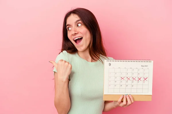 Giovane Donna Caucasica Che Tiene Calendario Isolato Punti Sfondo Rosa — Foto Stock