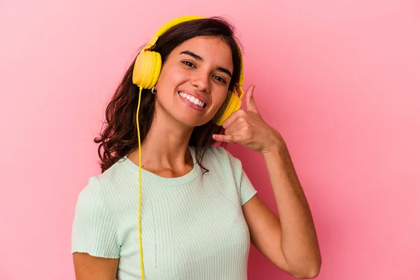 Νεαρή Καυκάσια Γυναίκα Ακούει Μουσική Απομονωμένη Ροζ Φόντο Που Δείχνει — Φωτογραφία Αρχείου
