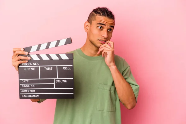 Young Venezuelan Man Holding Clapperboard Isolated Pink Background Relaxed Thinking — Stock Photo, Image