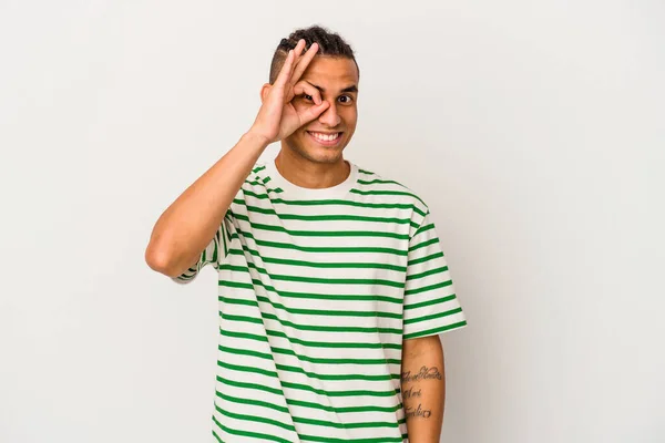 Junger Venezolanischer Mann Isoliert Auf Weißem Hintergrund Aufgeregt Und Behält — Stockfoto