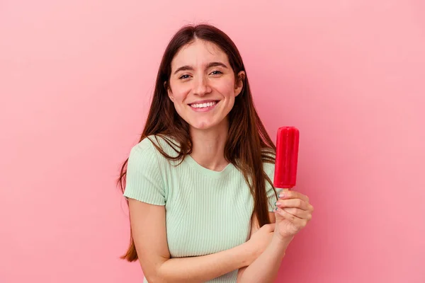 青い背景で隔離されたアイスクリームを持っている若い白人女性が笑って楽しい — ストック写真