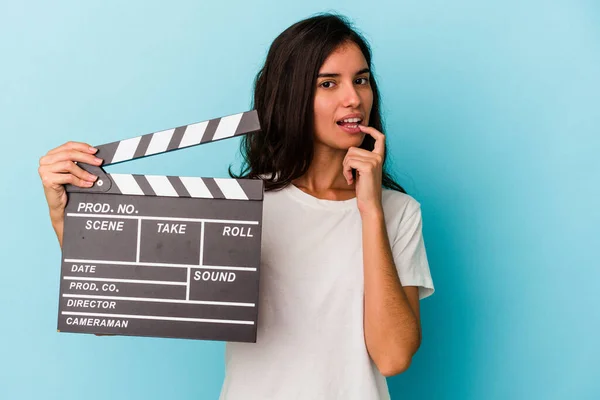 Young Caucasian Woman Holding Clapperboard Isolated Blue Background Relaxed Thinking — Stock Photo, Image