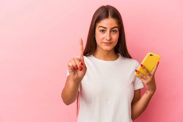 Ung Kaukasiska Kvinna Som Håller Mobiltelefon Isolerad Rosa Bakgrund Visar — Stockfoto