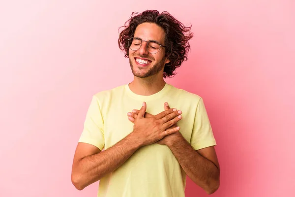 Νεαρός Καυκάσιος Άντρας Απομονωμένος Στο Ροζ Μπακάλικο Γελώντας Κρατώντας Χέρια — Φωτογραφία Αρχείου