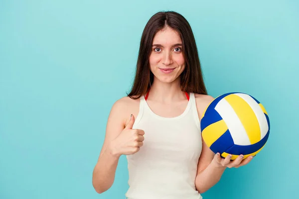 Молода Біла Жінка Грає Волейбол Ізольовано Синьому Фоні Посміхаючись Піднімаючи — стокове фото