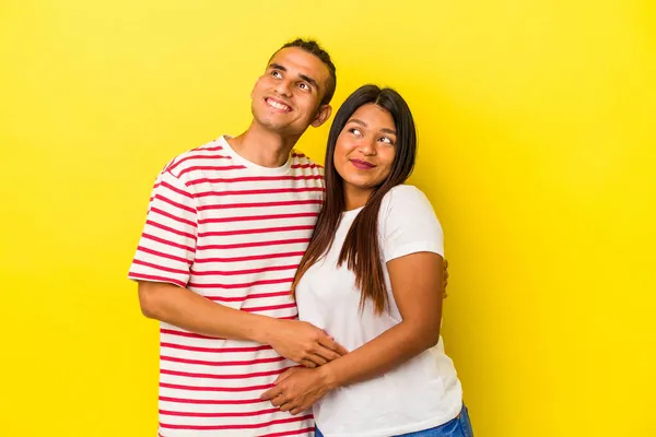 Jovem Casal Latino Isolado Fundo Amarelo Sonhando Alcançar Objetivos Propósitos — Fotografia de Stock