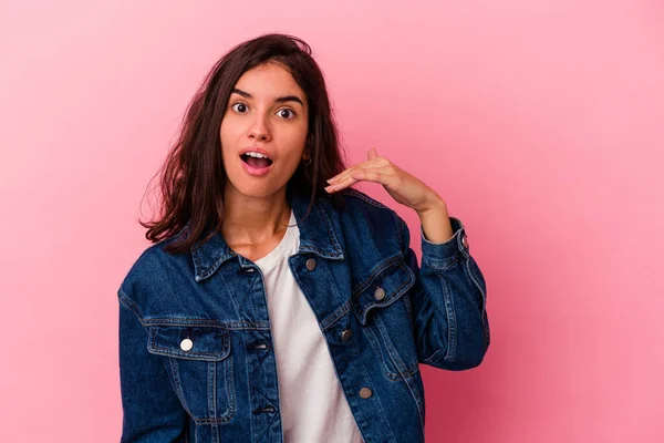 Ung Kaukasisk Kvinna Isolerad Rosa Bakgrund Skrattar Något Täcker Munnen — Stockfoto