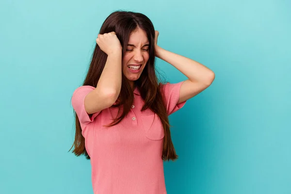 Jonge Kaukasische Vrouw Geïsoleerd Blauwe Achtergrond Bedekking Oren Met Handen — Stockfoto