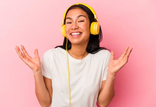 Young Venezuelan Woman Listening Music Isolated Pink Background Receiving Pleasant — Stock Photo, Image