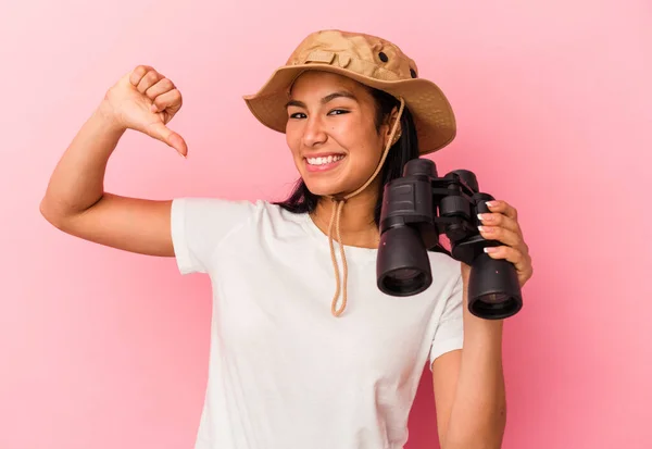 Junge Mischlingsforscherin Mit Fernglas Auf Rosa Hintergrund Fühlt Sich Stolz — Stockfoto
