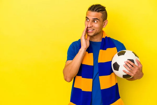 Joven Venezolano Viendo Fútbol Aislado Sobre Fondo Amarillo Está Diciendo —  Fotos de Stock