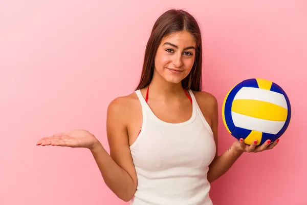 Mulher Caucasiana Jovem Segurando Uma Bola Voleibol Isolada Fundo Rosa — Fotografia de Stock