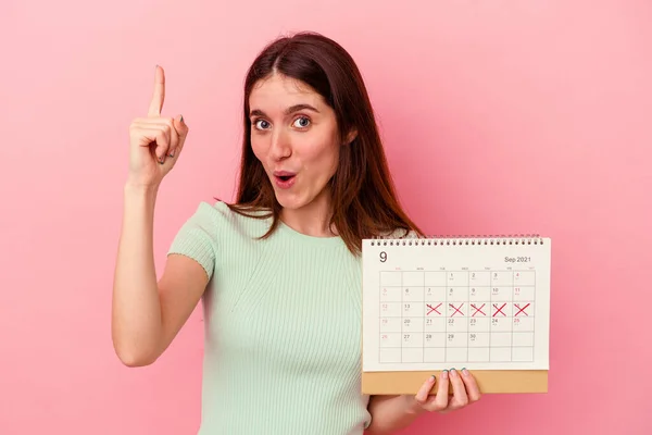 Giovane Donna Caucasica Possesso Calendario Isolato Sfondo Rosa Avendo Idea — Foto Stock