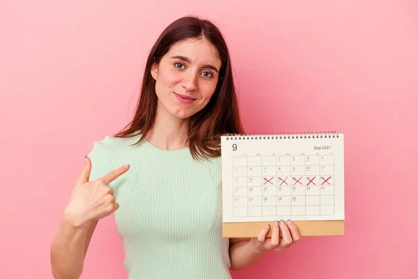 Giovane Donna Caucasica Possesso Calendario Isolato Sfondo Rosa Che Punta — Foto Stock