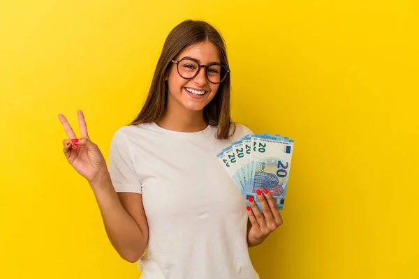 Mladá Běloška Drží Bankovky Izolované Žlutém Pozadí Radostné Bezstarostné Ukazující — Stock fotografie