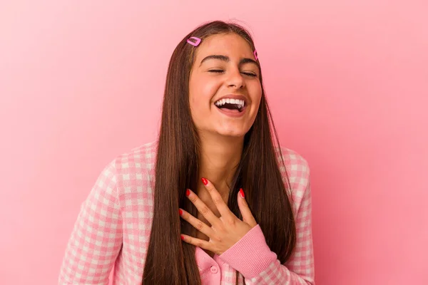 Giovane Donna Caucasica Isolata Sfondo Rosa Ride Felicemente Diverte Tenere — Foto Stock