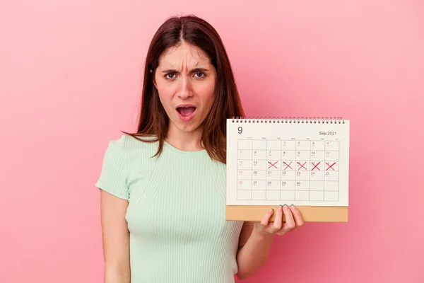 Giovane Donna Caucasica Possesso Calendario Isolato Sfondo Rosa Urlando Molto — Foto Stock