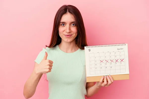 Giovane Donna Caucasica Che Tiene Calendario Isolato Sfondo Rosa Sorridente — Foto Stock