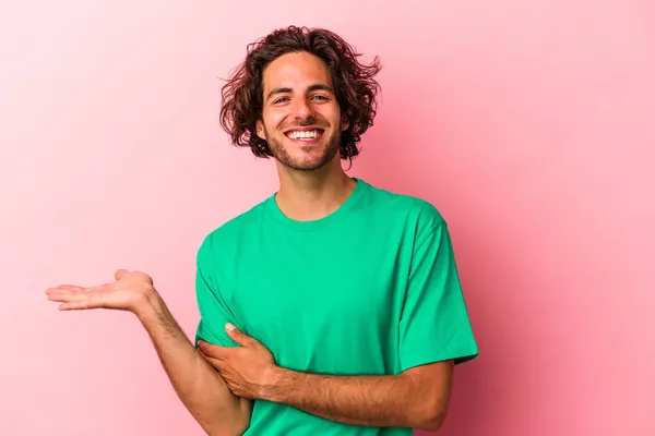 Young Caucasian Man Isolated Pink Bakcground Showing Copy Space Palm — Stock Photo, Image
