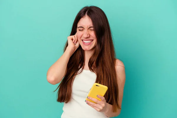 Ung Kaukasiska Kvinna Som Håller Mobiltelefon Isolerad Blå Bakgrund Täcker — Stockfoto