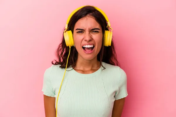 Giovane Donna Caucasica Ascoltare Musica Isolata Sfondo Rosa Urlando Molto — Foto Stock