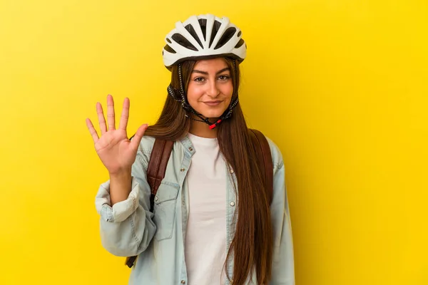 자전거 헬멧을 배경에 고립된 손가락으로 숫자를 웃으며 미소를 있습니다 — 스톡 사진