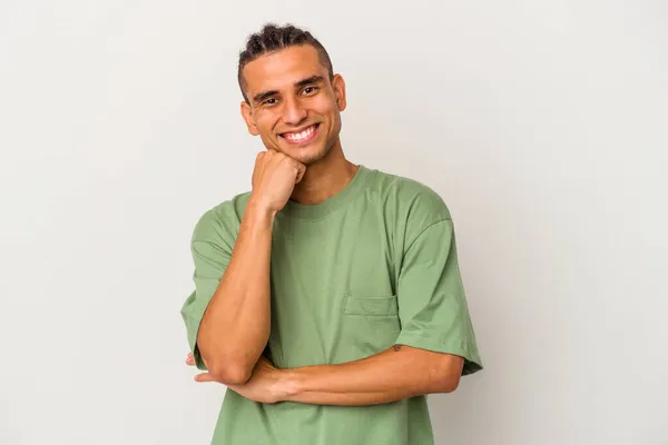 Junger Venezolanischer Mann Auf Weißem Hintergrund Isoliert Lächelnd Glücklich Und — Stockfoto
