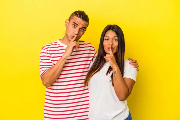 Jong Latijn Paar Geïsoleerd Gele Achtergrond Het Houden Van Een — Stockfoto