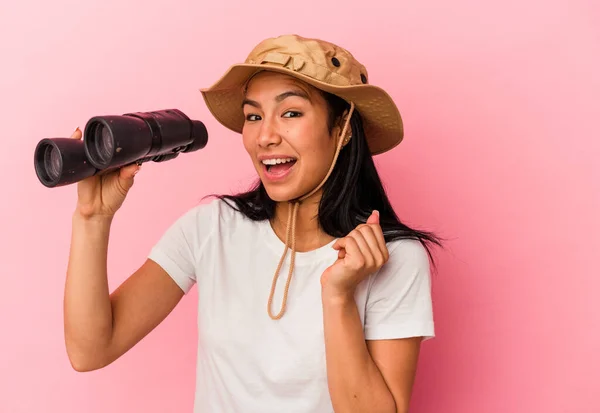 Junge Mischlingsforscherin Mit Fernglas Isoliert Auf Rosa Hintergrund — Stockfoto