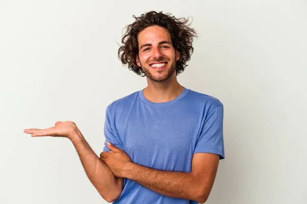 Jonge Blanke Man Geïsoleerd Witte Achtergrond Toont Een Kopieerruimte Een — Stockfoto