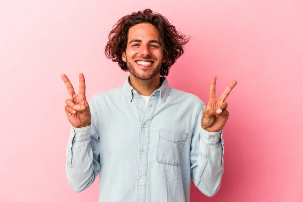 Jonge Blanke Man Geïsoleerd Roze Bakcground Met Overwinningsteken Brede Glimlach — Stockfoto