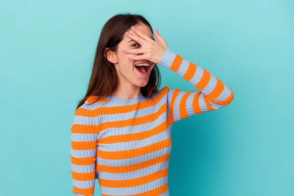 Mujer Joven Caucásica Aislada Sobre Fondo Azul Cubre Los Ojos — Foto de Stock