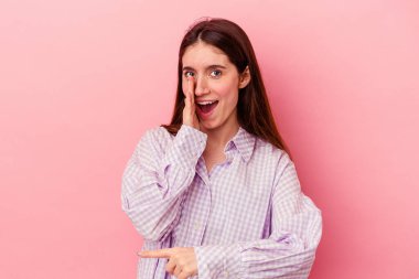 Dedikodu yapıyor, bir şeyleri bildiriyor..