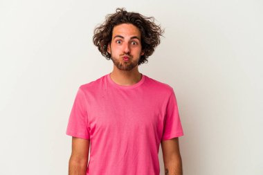 Beyaz arka planda izole olmuş beyaz tenli genç adamın yanakları şişer, yorgun bir ifadesi vardır. Yüz ifadesi kavramı.