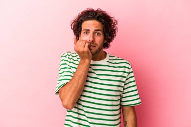 Kafkasyalı genç bir adam pembe bakkal bahçesinde izole edilmiş tırnaklarını yiyor, gergin ve çok endişeli..