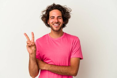 Beyaz arka planda izole edilmiş genç beyaz adam iki numarayı parmaklarıyla gösteriyor..