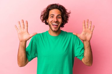 Kafkasyalı genç adam pembe fırında izole edilmiş. Hoş bir sürpriz bekliyor. Heyecanlı ve el kaldırıyor..