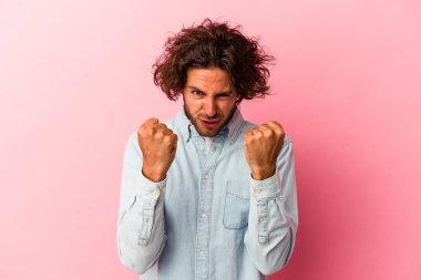 Pembe fırında izole edilmiş genç beyaz adam gergin elleriyle çığlık atıyor..