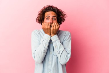 Kafkasyalı genç bir adam pembe bakkal bahçesinde izole edilmiş tırnaklarını yiyor, gergin ve çok endişeli..