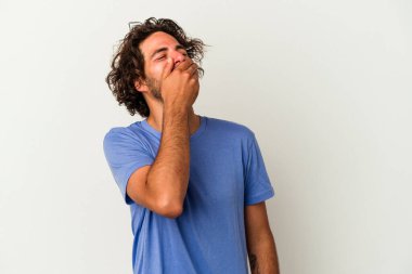 Beyaz arka planda izole olmuş genç beyaz bir adam gülüyor, kaygısız, doğal bir duygu..