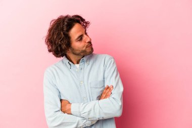 Pembe fırında izole edilmiş genç beyaz adam amaçlarına ve amaçlarına ulaşmayı hayal ediyor.