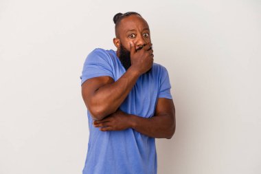 Pembe arka planda sakallı, korkmuş ve korkmuş Afrikalı Amerikalı bir adam..