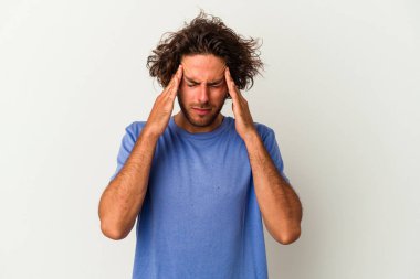 Beyaz arka planda izole edilmiş genç beyaz bir adam tapınaklara dokunuyor ve başı ağrıyor..