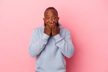 Şok olmuş, ağzı ellerle kaplanmış, yeni bir şey keşfetmeye hevesli..