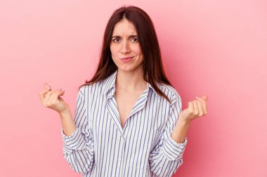 Pembe arka planda izole edilmiş beyaz bir kadın parasız olduğunu gösteriyor..