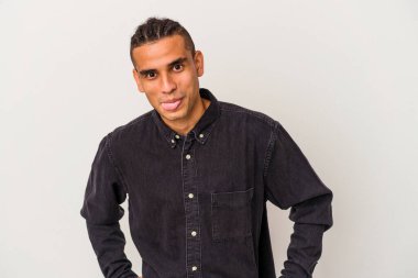 Genç Venezuelalı bir adam beyaz arka planda izole edilmiş komik ve dostane bir dil kullanıyor..